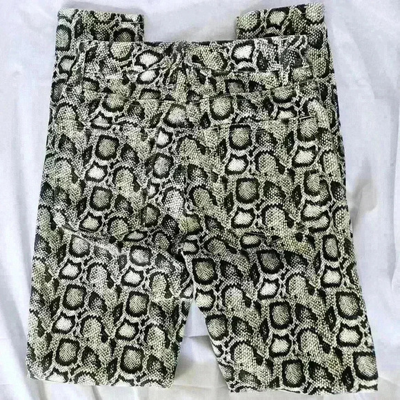 ๐ NWT ๐ Good American Good Legs Snake Jeans, Size 2 - Picture 3 of 8